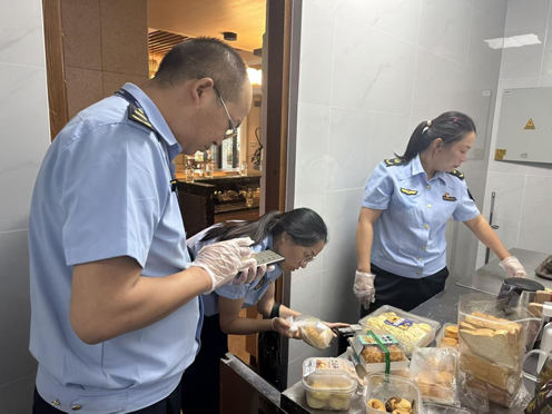 丹桂飄香迎雙節，食安守護正當時——騰沖市市場監督管理局強化餐飲管理
